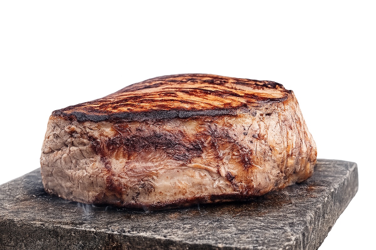 Filet de vedella fet a la pedra, servit sobre la llosa calenta