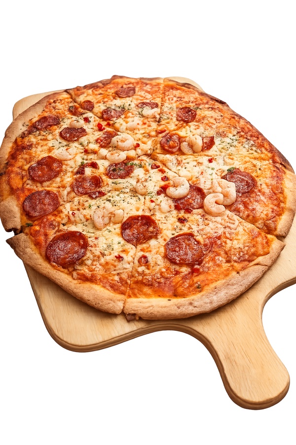 Pizza de massa casolana amb salami i gambes, acabada de sortir del forn